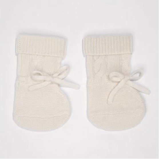 Kaschmir-Babysöckchen in Beige, passend zur Edition Lin